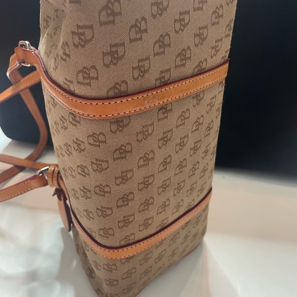 Dooney and Bourke barrel bag - Picture 3 of 3